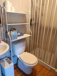 Casa rural con chimenea y vistas al lago, ideal para desconectar en invierno