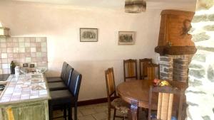 Maisons de vacances Rustic Stone family house in quiet village near Briancon : photos des chambres