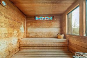 4BR Cabin with Ski Resort, Mtn Views & Hot Tub