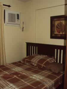 Tropical Hawaiian 2BR Condo Unit in Metro Manila with Laundry Area - Sleeps 4