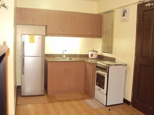 Tropical Hawaiian 2BR Condo Unit in Metro Manila with Laundry Area - Sleeps 4
