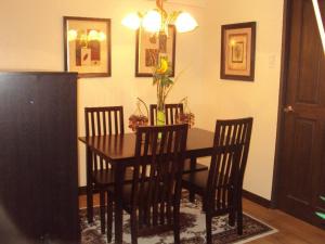 Tropical Hawaiian 2BR Condo Unit in Metro Manila with Laundry Area - Sleeps 4