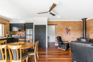 Sherwood Cottages-Iron Bark -Peaceful Stay with Scenic Views