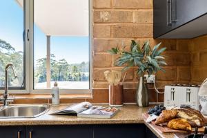 Sherwood Cottages-Iron Bark -Peaceful Stay with Scenic Views