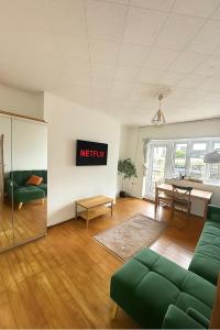 Skyline Escape Top-Floor Apartment in Shoreditch