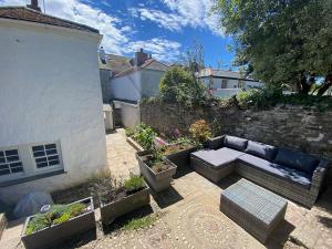 Central, 10min walk to beach with off-road parking