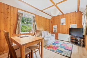 Peaceful lodge in New Forest with garden