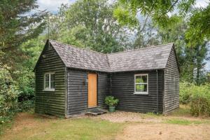 Peaceful lodge in New Forest with garden