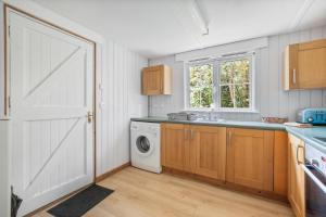 Peaceful lodge in New Forest with garden