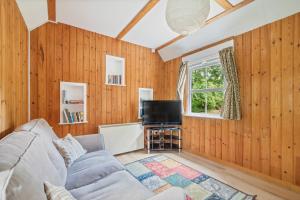 Peaceful lodge in New Forest with garden