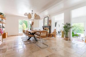 Maisons de vacances Amazing Villa with Swimming Pool : photos des chambres