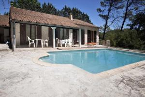 Maisons de vacances Cros Mageau - Maison avec Piscine Privee : Maison 4 Chambres