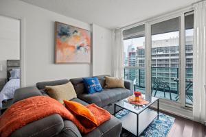 Autumnaly Whisper 2 BR & DEN in the Heart of the City