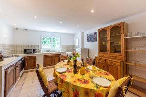 La Bouscarle - Jardin et Piscine Privée