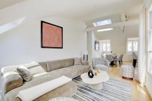 Apt a c 3BR 6P - Saint-Lazare Les Champs Elysée - 4-Sterne-Hotels in Paris