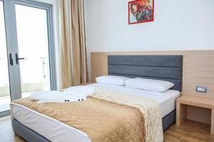 Double Room with Balcony and Side Sea View room in Hotel Saranda Palace