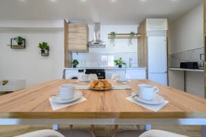 APT-Inside the Wall-Family,Games,Relax,History