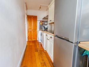 Modern Top - Floor Retreat in Notting Hill - Walk to Portobello Market