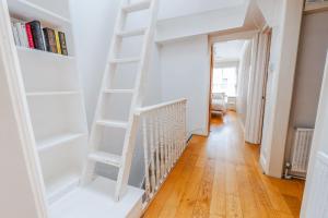Modern Top - Floor Retreat in Notting Hill - Walk to Portobello Market