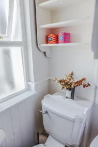 Modern Top - Floor Retreat in Notting Hill - Walk to Portobello Market