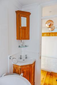 Modern Top - Floor Retreat in Notting Hill - Walk to Portobello Market