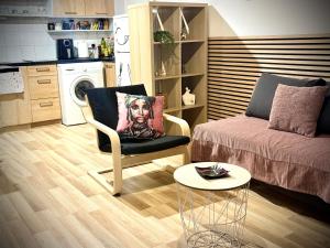 Ibiscus Pool & Garden Apartment Walk to Beach, Harbour & Castle, Kato Paphos