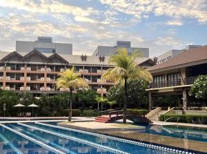 Tropical Hawaiian 2BR Condo Unit in Metro Manila with Laundry Area - Sleeps 4