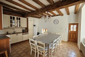 Maisons de vacances Escapade en famille ou entre amis a Lureuil 5 chambres - terrasse - Clim : photos des chambres