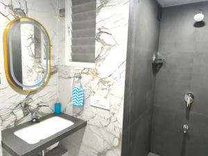 Orraica Stays Neon Hometels