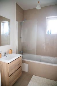 Maisons de vacances Les Bleuets - Proche circuit - Jardin - 4p : Maison de Ville 2 Chambres
