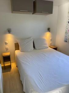 Chalets Mobile home with shared pool in Saint-Arnoult : photos des chambres