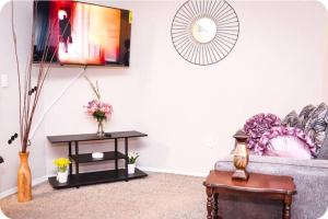 The Easy Access 2Br2bts kingbed apt with 4 beds sleeps 5