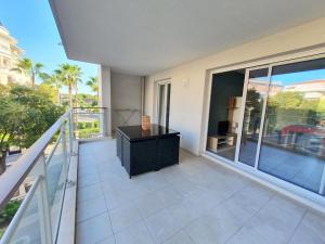 2P pour 4 personnes grande terrasse avec lit parapluie piscine sur le toit et parking en sous-sol