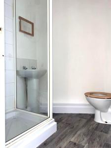 1-Bedroom Studio with Parking, Steps from the Promenade