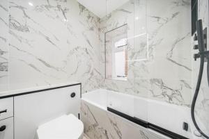 Luxury Kensington 1-Bed Flat with Private Patio, Kensington, W8