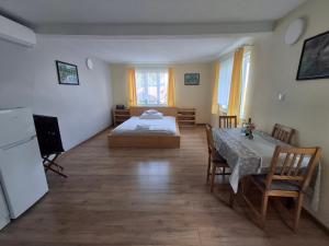 Chatka przy kapliczce