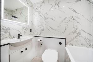 Luxury Kensington 1-Bed Flat with Private Patio, Kensington, W8