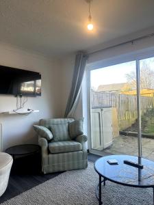 2 Bed House with Private Parking