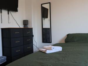 2 Bed House with Private Parking