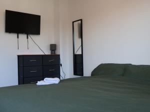 2 Bed House with Private Parking