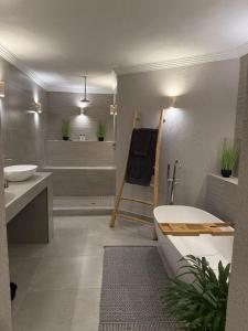 Bambuu Lakeside Lodge