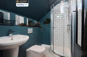 Spacious 4BDR House By Homebird Property Management Short Lets & Serviced Accommodation Leeds With Private Parking & Garden