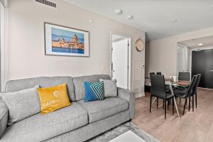 Bright 1BD & Den in Downtown Toronto