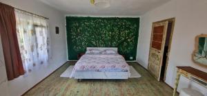 Casa bunicilor- liniștea prispei, răcoarea beciului și aerul poianei