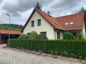 Garden home with pool access