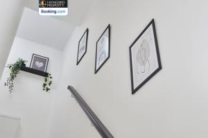 Luxurious 4Bedroom House By Homebird Property Management Short Lets & Serviced Accommodation Leeds With Private Parking, Garden & Patio Area