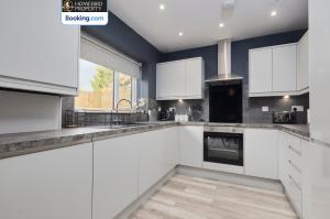 Luxurious 4Bedroom House By Homebird Property Management Short Lets & Serviced Accommodation Leeds With Private Parking, Garden & Patio Area