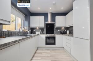 Luxurious 4Bedroom House By Homebird Property Management Short Lets & Serviced Accommodation Leeds With Private Parking, Garden & Patio Area
