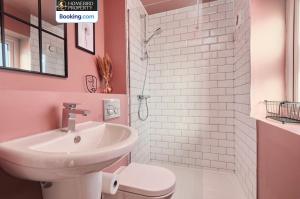 Luxurious 4Bedroom House By Homebird Property Management Short Lets & Serviced Accommodation Leeds With Private Parking, Garden & Patio Area