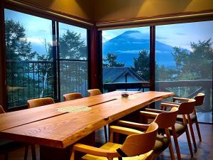 the atelier b Lake Yamanaka アトリエb山中湖Great view Mt Fuji Yamanakako BBQ 10 people private villa Yamanakako IC 20 minutes Kawaguchi IC 30 minutes 高台からの絶景富士山 山中湖 10名貸し切り別荘 山中湖IC20分 河口湖IC30分 - 3hvězdičkové hotely ve městě Yamanakako